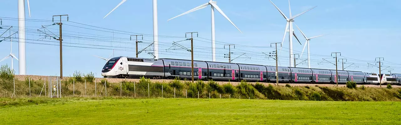 paysage d'un train circulant à la campagne
