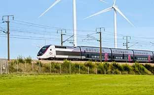 paysage d'un train circulant à la campagne