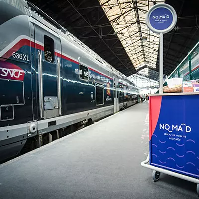Train à quai avec accueil NOMAD