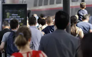 Voyageurs sur un quai de gare