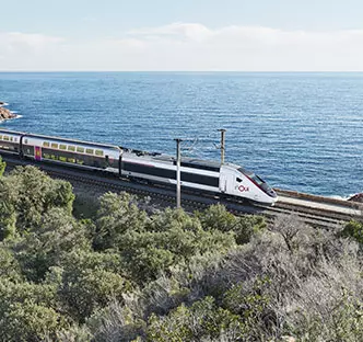 TGV INOUI dans un paysage de mer