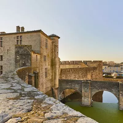 © Laurent Lecat Centre des monuments nationaux I Tours et remparts d'Aigues-Mortes